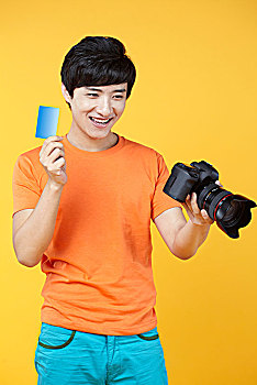 亚洲年轻人用信用卡消费数码相机