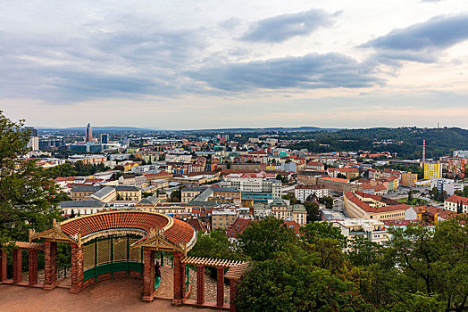 捷克布尔斯皮尔柏城堡上看城市景观