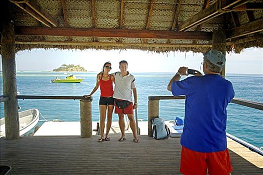 斐济,玛玛努卡群岛,岛屿,年轻,游客,伴侣,照相,码头,背景