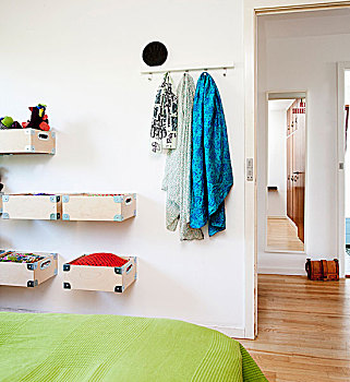 床,绿色,床单,木盒,墙壁,围巾,悬挂,钩,靠近,敞门