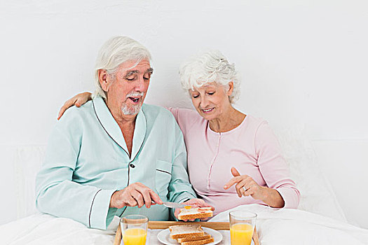 高兴,老年夫妇,吃早餐,床上