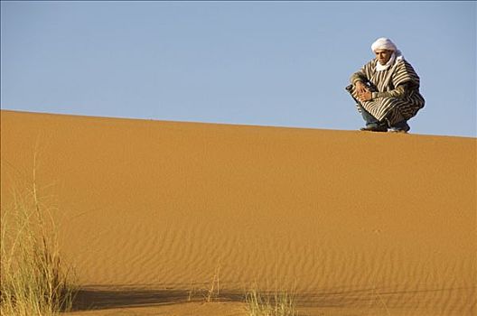柏柏尔人,男人,坐,沙漠,撒哈拉沙漠,梅如卡,摩洛哥