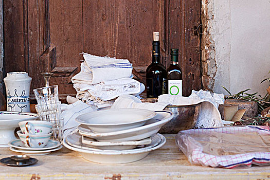 盘子,杯子,玻璃,茶巾,葡萄酒瓶,乡村,木桌子
