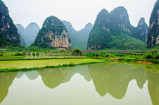 美丽的喀斯特地貌田园风光