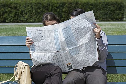 商务人士,女人,公园,读,报纸,一起,隐藏,后面