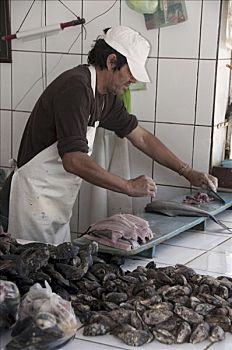 男人,切,鱼肉,市场货摊,阿塔卡马沙漠,智利