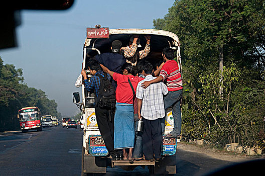 缅甸,仰光,几个,男人,悬挂,户外,巴士,上方,装载