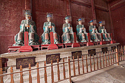 四川省富顺县富顺文庙大成殿内供奉十二哲人塑像