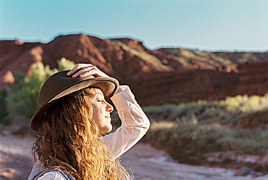 女人,戴着,帽子,站立,空旷,山,脸,太阳