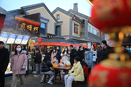 节日里的旅游小镇烟火气十足,套大鹅品美食赏花灯让人流连忘返