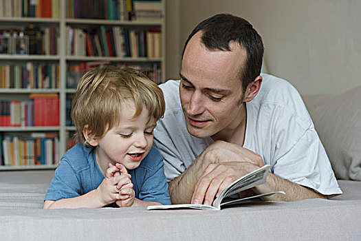 父子,读,书本,躺着,床,在家