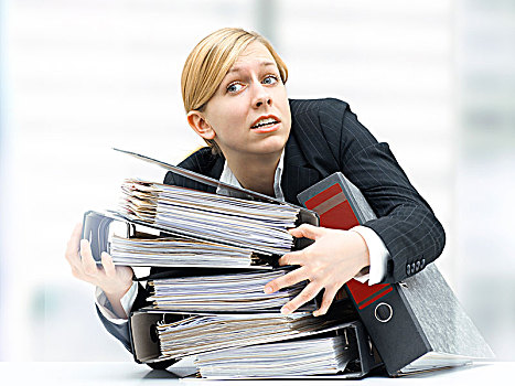 压力,职业女性,拿着,一堆,文件夹