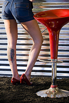 后视图,纹身,腿,女人,站立,红色,凳子,吧台