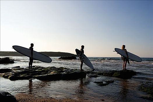 三个人,拿着,冲浪板,站立,大石头