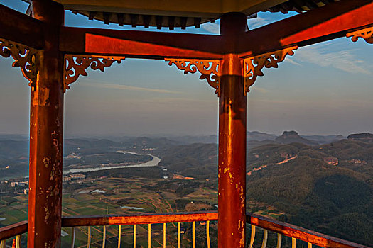 山,丹霞,河流,蓝天,黄昏,大气,亭子,凉亭,雕梁画柱透视,水电站,村庄,驴友,旅行,地质公园,丹霞地貌,绿色,灌木,树,草,水潭,素材,平面设计