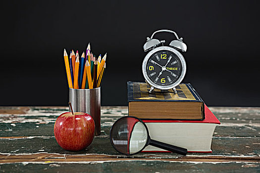 闹钟,一堆,书本,笔,固定器具,苹果,放大镜,特写,桌上
