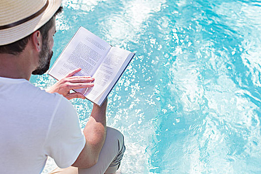 男人,读,书本,俯视,游泳池