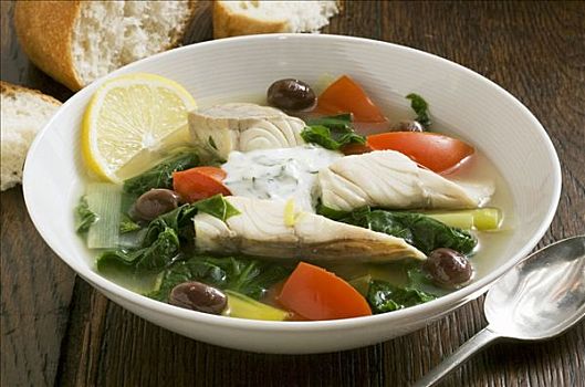 鱼汤,菠菜,西红柿,橄榄
