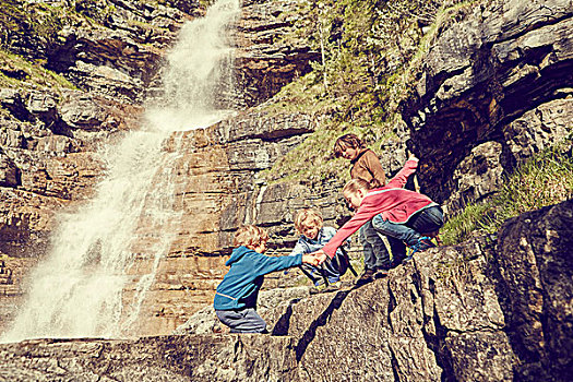 一群孩子,攀登,石头,旁侧,瀑布