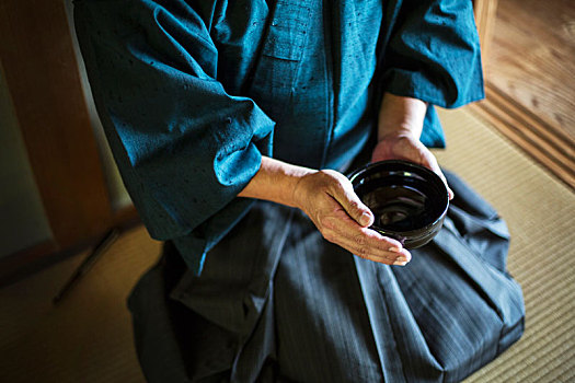 俯拍,特写,日本,男人,穿,和服,拿着,茶碗,茶道
