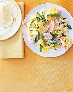 柠檬,意大利面,三文鱼,盘子,俯视