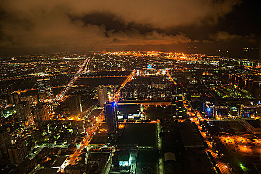 台湾高雄市85大楼上眺望高雄港与高雄市区之夜