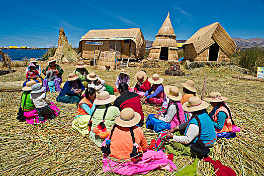 女人,印第安人,坐,正面,特色,芦苇,小屋,漂浮,岛屿,提提卡卡湖,南方,秘鲁,南美