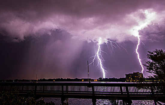 一对,闪电,靠近,雨,上方,梅里特岛,道路,堤道,桥,印度河,泻湖,佛罗里达