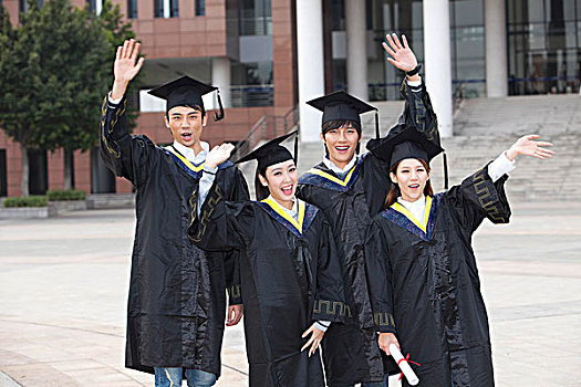 年轻大学生在校园里的毕业典礼