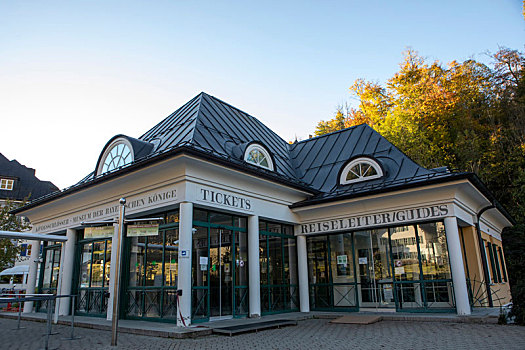 德国巴伐利亚新天鹅堡游客中心的巴士站