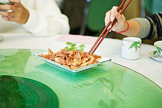 坐,夫妇,桌子,食物,女人,吃,盘子,筷子,局部,风景