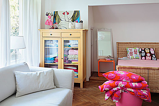 卧室,白色,沙发,怀旧,亚麻布,柜橱,玻璃门,靠近,窗户,藤条,双人床,粉色,橙色,床上用品,大,篮子
