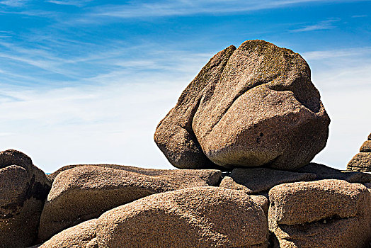 大,圆,石头,平衡,岩石上,排列,蓝天,云,布列塔尼半岛,法国