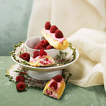 马斯卡朋乳酪,树莓,指形蛋糕