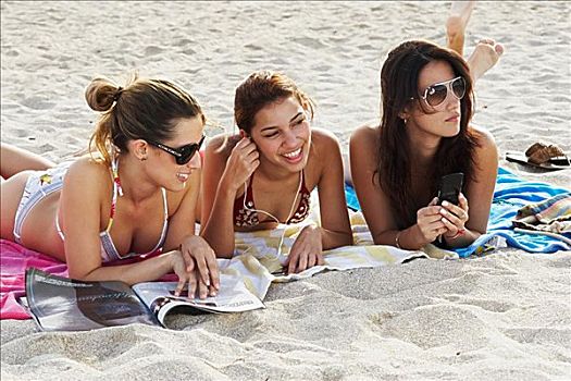 女人,读,杂志,日光浴,海滩