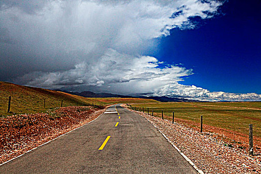 西藏风光延伸的路