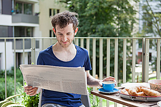 男青年,读报,吃早餐,门廊