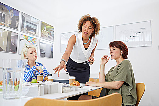女性,建筑师,团队,指点,建筑模型,桌上,会面