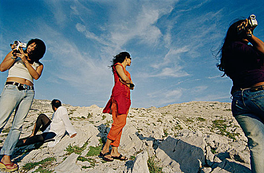 三个,女人,一个,男人,岩石,地形,晴朗,白天,两个,拍摄,远景,手持,录像,摄像机,马赛,法国