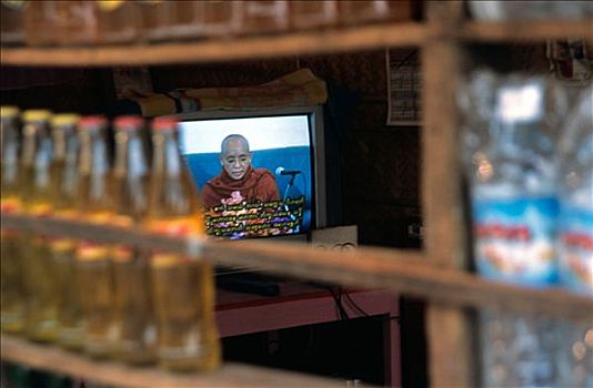 缅甸,僧侣,电视屏幕,碳酸饮料,瓶子,架子
