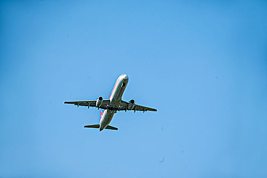 四川航空的飞机正从重庆江北机场起飞