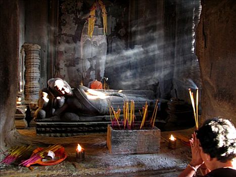 柬埔寨,收获,吴哥,场所,室内,庙宇,女人,祈祷,香,佛像