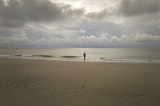 沙滩,海洋,男孩,后面,海滩,沙子,脚印,海岸,度假,孤单,全身,宽,远景,远眺,水,地平线,天空,云,积雨云,人