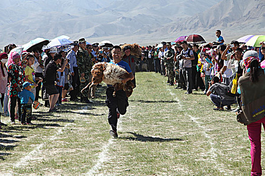 抱羊跑牧民趣味运动会