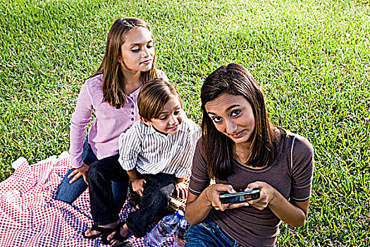 孩子,野餐,公园,玩,智能手机