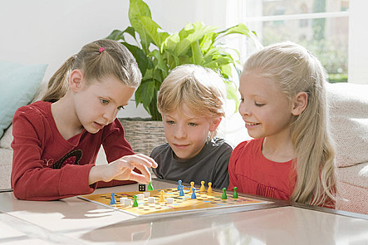 三个孩子,玩,棋类游戏