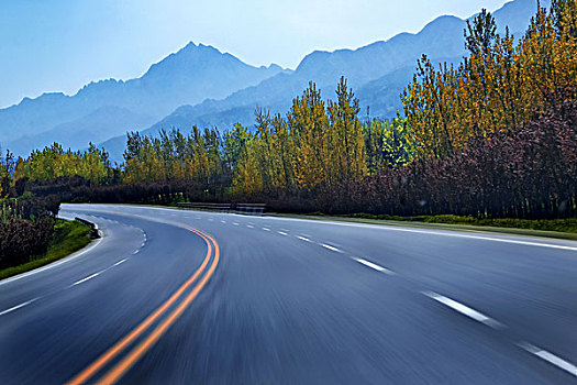 秦嶺山脈下的環城公路