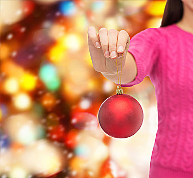 圣诞节,装饰,休假,人,概念,特写,女人,粉色,毛衣,拿着,圣诞球,上方,红灯,背景