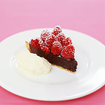 巧克力蛋糕,树莓,粉色背景