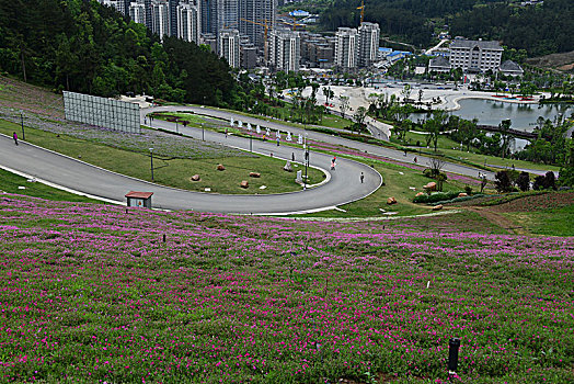 贵州遵义,废弃土石场变身城市公园引客来